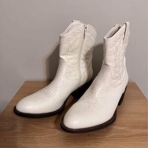 NEW Coconuts by Matisse White Ankle Booties